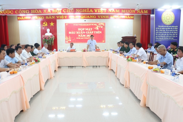 UBND huyện tổ chức họp mặt đầu xuân Giáp Thìn