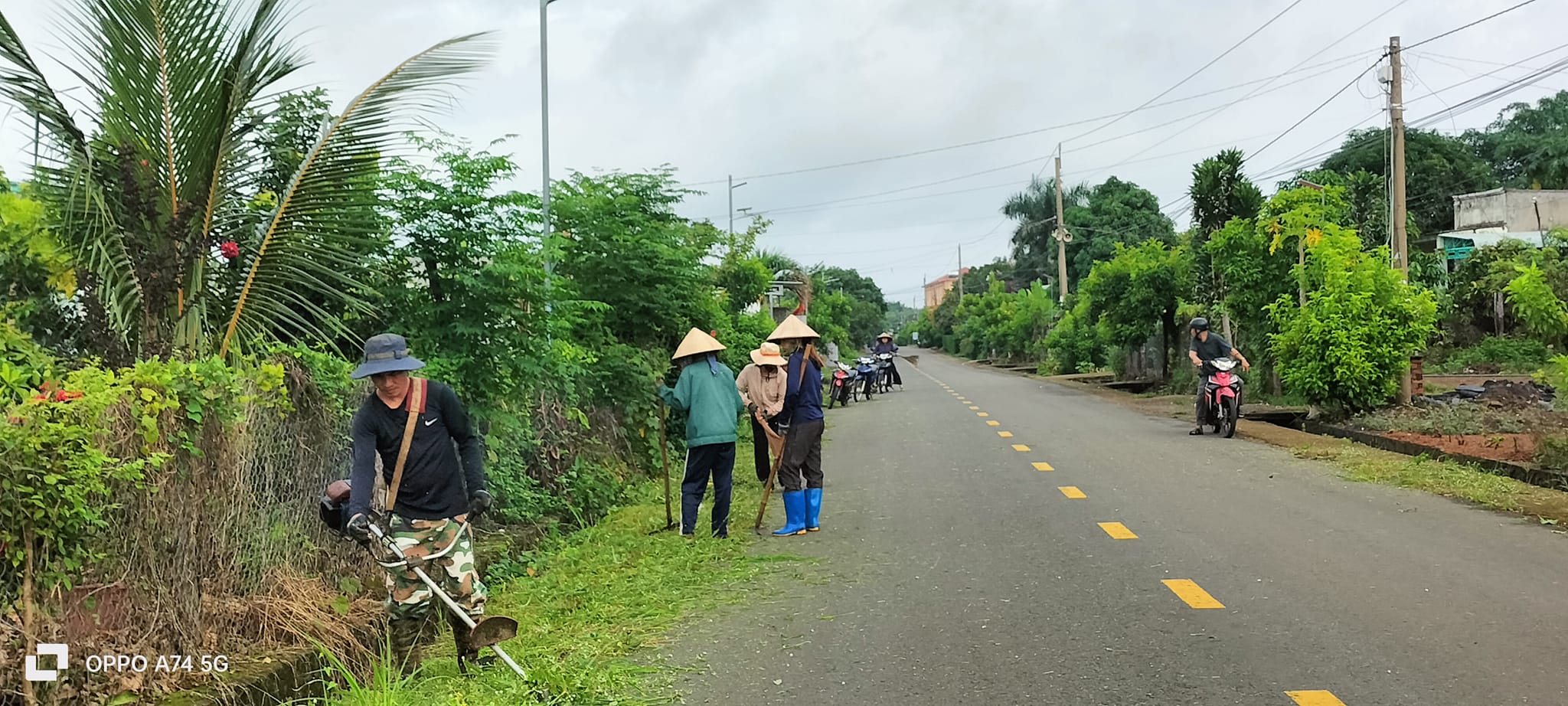 PHỐI HỢP RA QUÂN DỌN DẸP VỆ SINH TUYẾN ĐƯỜNG HOA, KHUÔN VIÊN NHÀ VĂN HOÁ TẠI ẤP TÂN HƯNG