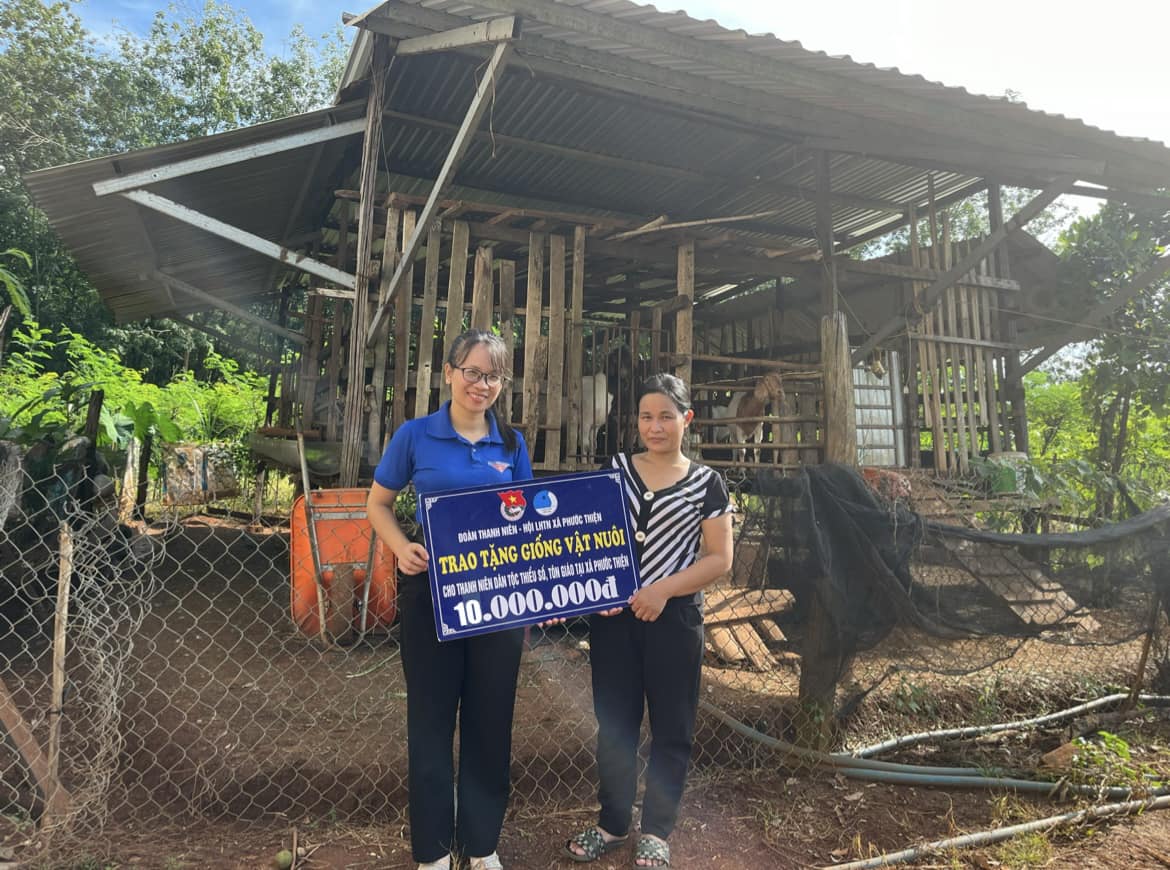 ĐOÀN THANH NIÊN, HỘI LHTN XÃ PHƯỚC THIỆN TRAO CON GIỐNG VẬT NUÔI CHO ĐOÀN VIÊN THANH NIÊN DÂN TỘC THIỂU SỐ PHÁT TRIỂN KINH TẾ